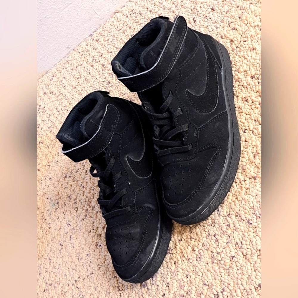 Boys Black NIKE High-Tops size 2